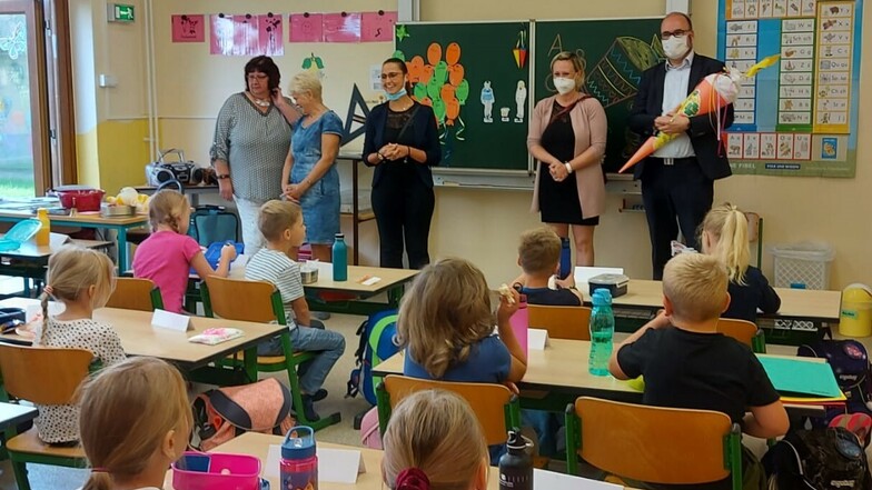 Christian Piwarz (CDU) überreicht den Erstklässlern in Grünlichtenberg eine Zuckertüte zum Schulanfang.