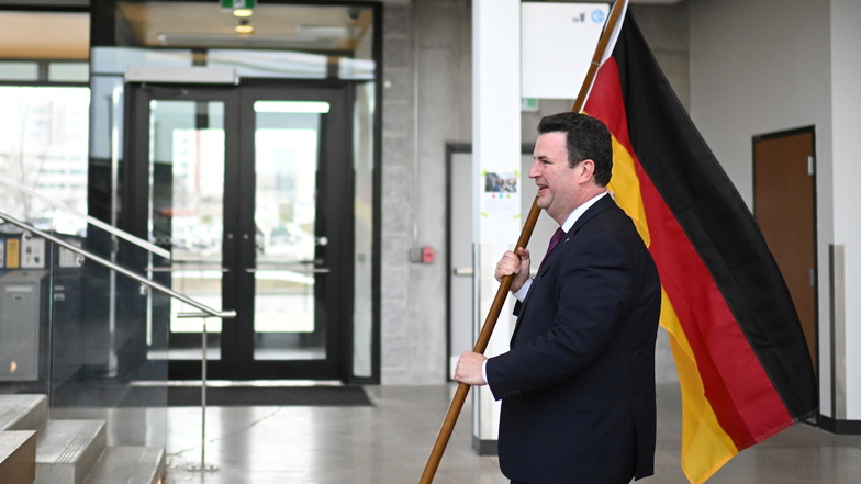 Hubertus Heil (SPD), Bundesminister für Arbeit und Soziales, hält die deutsche Flagge vor Studenten im Humber College bei einem Besuch in Kanada.