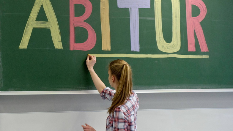 Eine Schülerin unterstreicht das Wort „Abitur“ an der Tafel. Das Abitur deutschlandweit zu vereinheitlichen, stößt bei den Schulleitern der Gymnasien auf Zustimmung.