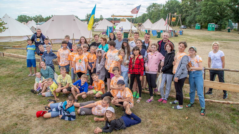 Ukrainische Kinder mit ihren Betreuern beim Feriencamp der Josua-Gemeinde Bautzen in der Forest Village Ranch in Daubitz. Rechts im weißen T-Shirt Helferin Oksana Ruditsch.