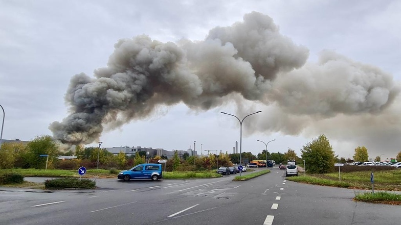 In Eilenburg  brennt es, die Rauchsäule ist weithin sichtbar.