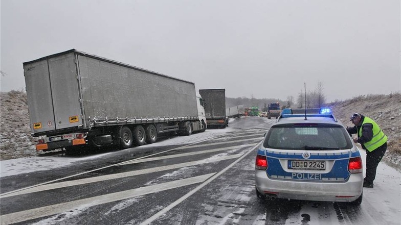 Wegen extremer Straßenglätte hat es am Dienstagmorgen auf der Staatsstraße 148 bei Neugersdorf im Landkreis Görlitz einen Lkw-Massenunfall gegeben.