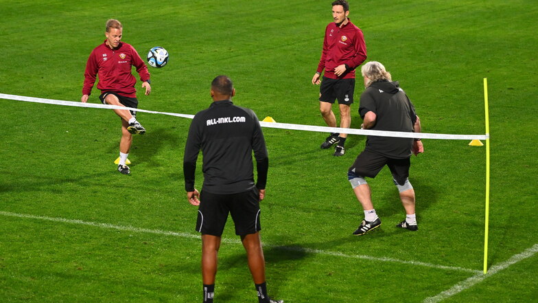 Was immer geht im Trainerteam: Fußballtennis. Von links: Markus Anfang, Torwarttrainer David Yelldell sowie die Co-Trainer Florian Junge und Heiko Scholz.
