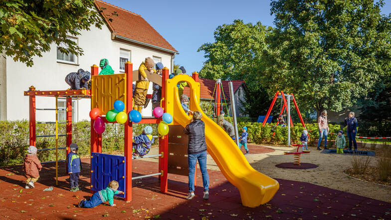 Nagelneue Spielgeräte sowie ein neu gestaltetes Umfeld dafür gibt es jetzt im Tätzschwitzer Kindergarten. Insgesamt wurden in die Sanierung rund 80.000 Euro gesteckt.