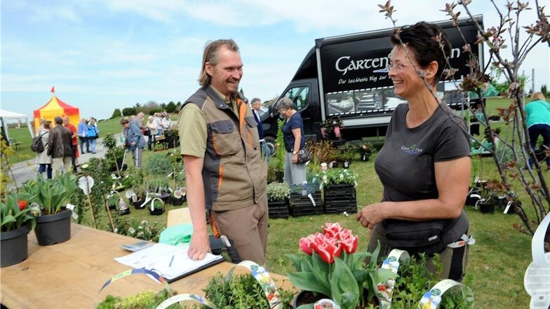 Der Pflanzenverkauf gehörte für viele Besucher zu den Highlights des Sonntags. Auch die Verkäufer, hier Claudia Tscherning und Dirk Noack vom Garten Eden aus Halbendorf, hatten ihren Spass.