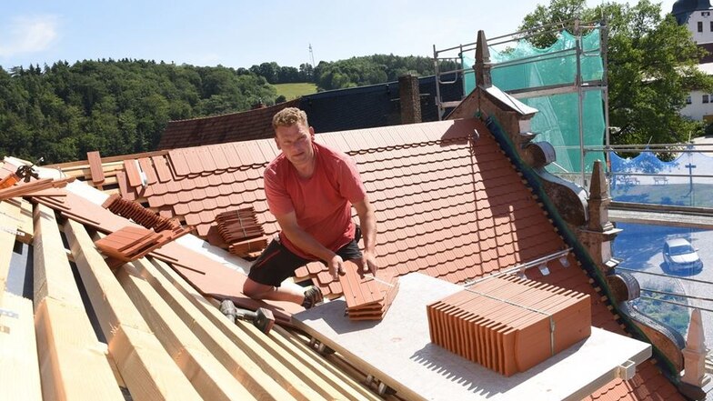 Jens Ehrlich von der Bad Schandauer Firma Bredner deckt am Torhaus das Dach neu ein.