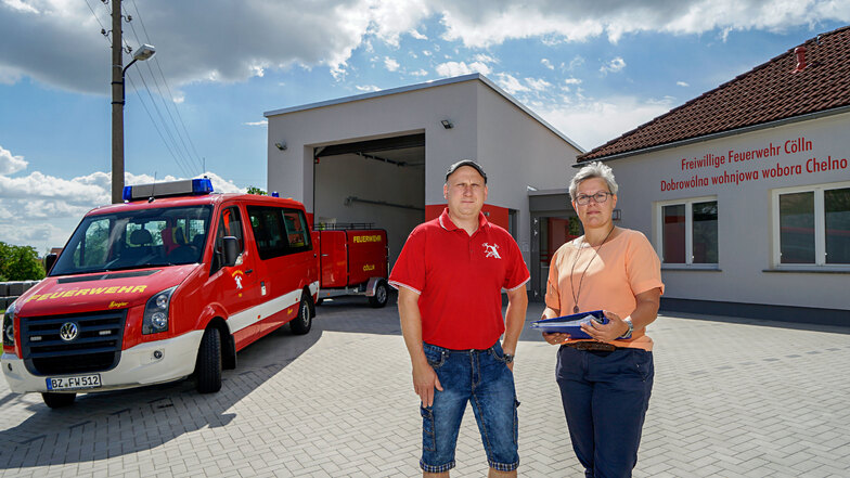 Mit vereinten Kräften haben Radibors stellvertretender Gemeindewehrleiter Sandro Jentsch und Bürgermeisterin Madeleine Rentsch den Anbau an das Feuerwehrgerätehaus in Cölln zu Ende gebracht.