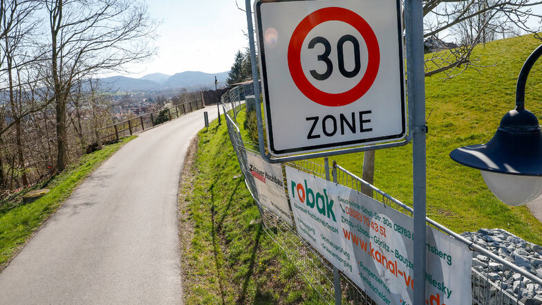 Auf dem Kummersberg gilt ebenso Tempo 30. Viele Autofahrer halten sich allerdings nicht daran, wie Anlieger berichten.