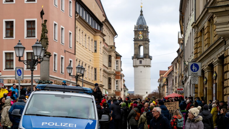 Nach einer Demonstration in Bautzen am 27. Januar 2024 sollen Teilnehmer angegriffen worden sein. Die Polizei sucht Zeugen zu dem Vorfall.