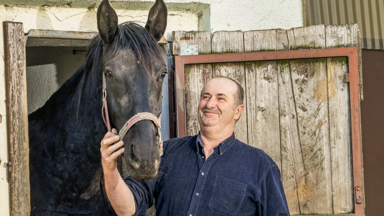 Pferd Lando und seinem Besitzer Peter Paschke steht in diesem Jahr ein ruhiger Ostersonntag bevor. Statt bei der Prozession von Ralbitz nach Wittichenau die Osterbotschaft zu verkünden, bleiben sie daheim.