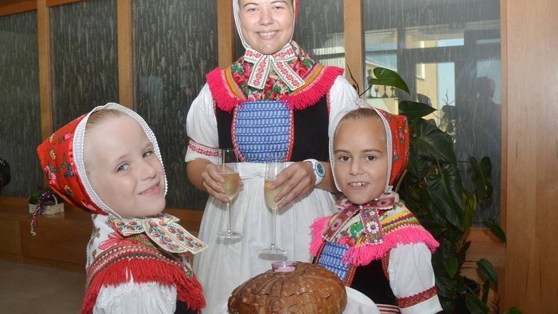 In Trebendorf feierte die Domowina-Ortsgruppe ihr 70-jähriges Bestehen. Alina, Anna Lena und Jolina vom sorbischen Kinder- und Jugendensemble Schleife stehen mit Brot und Salz zum Empfang der Gäste bereit.