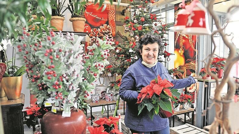 Lächeln für die Kamera, denn Kathi Struck muss ihr Floristik-Geschäft in Schleife ab Montag schließen, setzt auf Abverkauf bis Sonnabend sowie Bestell- und Abholgeschäft.