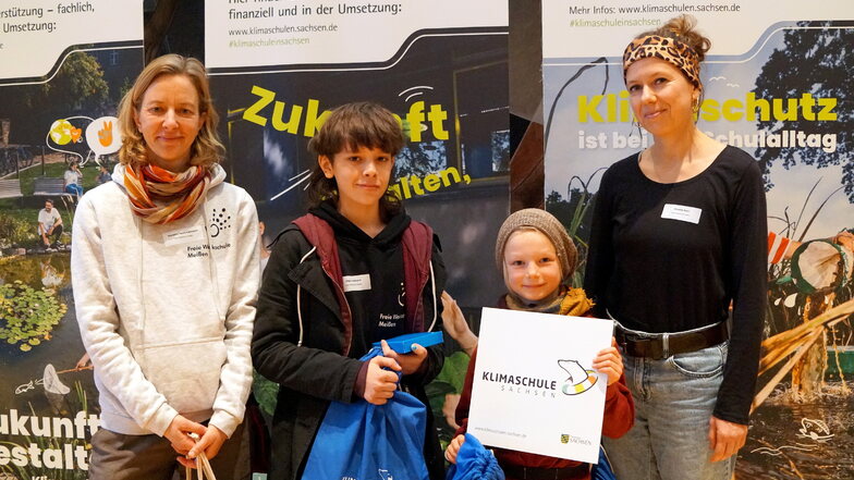 V.l.: Susanne Jacob-Lehmann, Lotka und Pepe, sowie Christin Kant von der Freien Werkschule freuen sich über das Zertifikat "Klimaschule".
