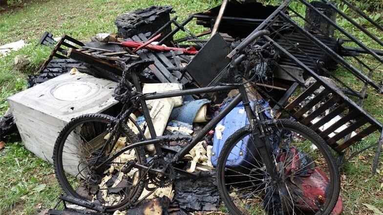 Ein Fahrrad, eine Waschmaschine, verkohlte Trenngitter. Dazu kommen zerstörte Installationen. Das Feuer hat hohen Sachschaden angerichtet.