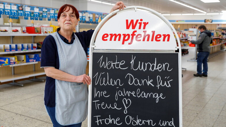 Petra Szczuka bedient am Gründonnerstag zum letzten Mal die Kunden im Lebensmittelmarkt der Firma Märkisch in Olbersdorf. Der Zittauer Händler muss das Objekt nach einem Besitzerwechsel räumen.