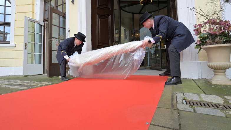 Vorbereitung auf Gäste: Auch der Rote Teppich will geschützt sein.