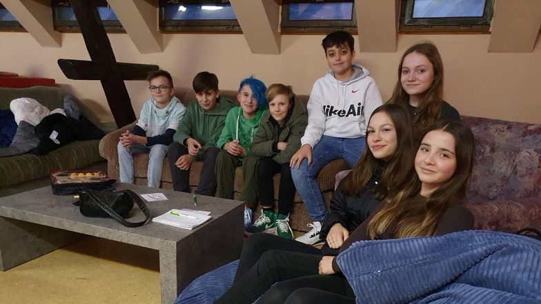 Ben, Matti, Ben, Jamie, Youssef, Anne, Alina und Selina (v. l. ) freuen sich: In Königsbrück gibt es wieder einen Jugendclub mit einem eigenen Raum.