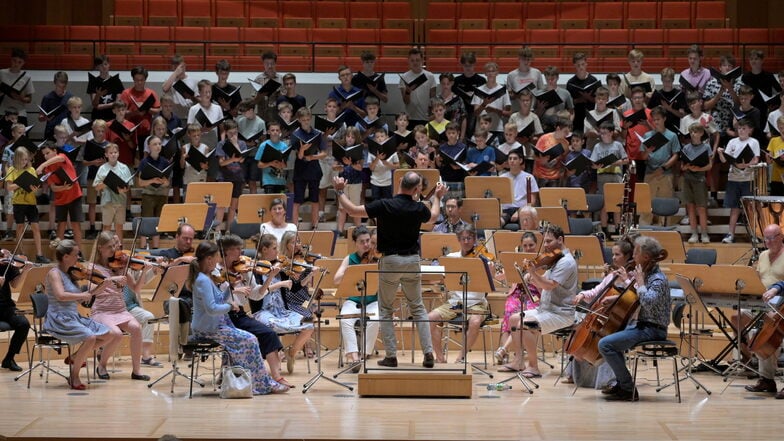 Im Kulturpalast wird bereits eifrig für den Auftritt des Dresdner Kreuzchors und Dresdner Philharmonie geprobt.