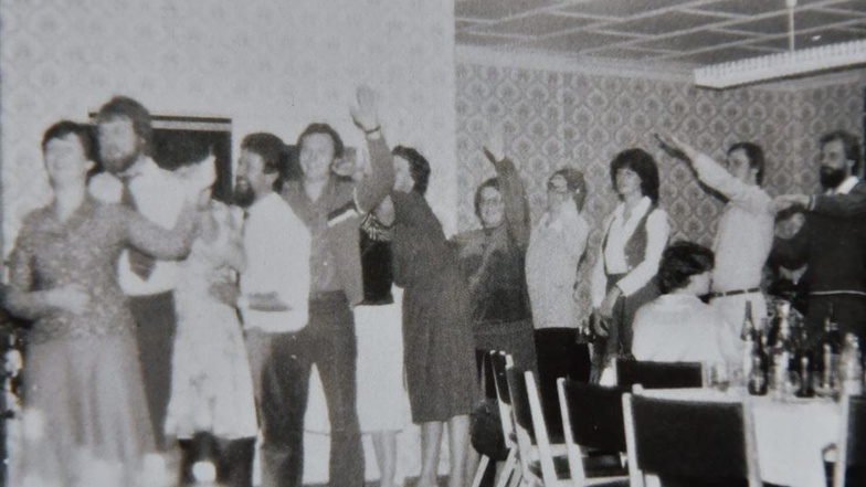 Zu feiern verstanden die Mitglieder der Maler PGH auch, wie die Polonaise zum 25-jährigen Bestehen 1983 zeigt.