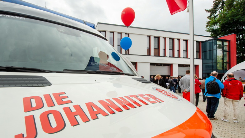 Vor dem neuen Gebäude der Rettungswache feierte die Johanniter-Unfall-Hilfe des Regionalverbands Meißen/Mittelsachsen mit Gästen die offizielle Eröffnung.