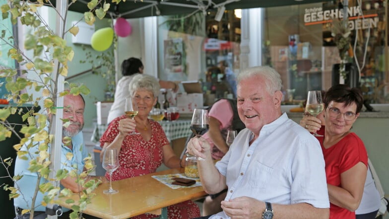 Auch vor dem Teekontor verweilte so manche gemütliche Runde beim Wein.