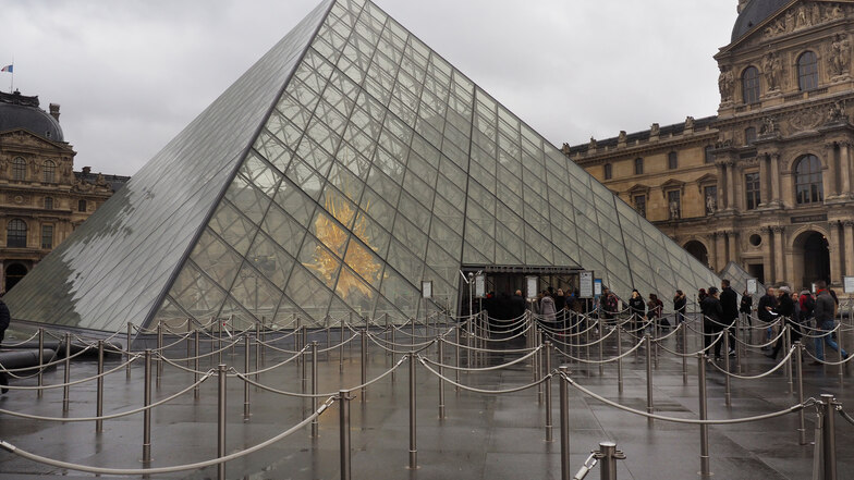 Berühmt wurdeIeoh Ming Pei  unter anderem mit der Gestaltung der Glaspyramide am Louvre in Paris.