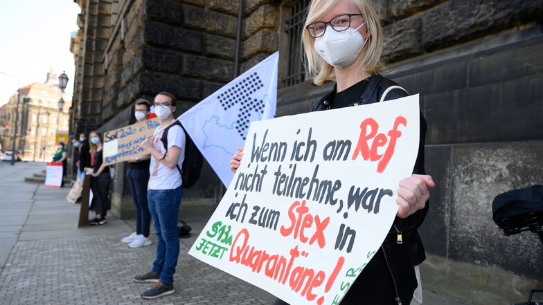 Kundgebung vor dem Sächsischen Kultusministerium: Die angehenden Lehrer befürchten ein Superspreading-Event.