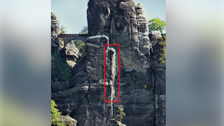Die „Steinschleuder“ ist ein bekannter Kletterfelsen mitten im Basteigebiet. Oberhalb verläuft die weltberühmte Basteibrücke.