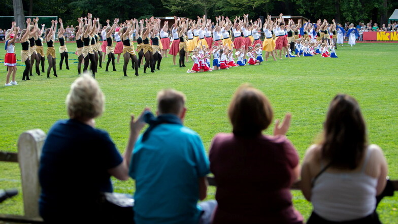 Die Große Tanzschau ist das Markenzeichen des Sommer-, Sport- und Parkfestes in Kreba-Neudorf. Alles erfolgt ehrenamtlich bis zum Auftritt.