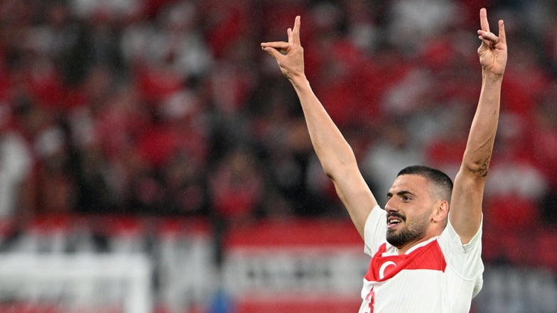 Die UEFA hat den türkischen Nationalspieler Merih Demiral nach dessen Wolfsgruß im EM-Achtelfinale gegen Österreich für zwei Spiele gesperrt.
