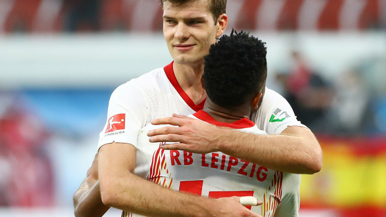 Grund zur Freude über einen eigenen Treffer hatte Alexander Sörloth (l.) bei seinem Startelf-Debüt für RB Leipzig zwar nicht, konnte aber mit Christopher Nkunku den 2:1-Sieg gegen Hertha BSC feiern.