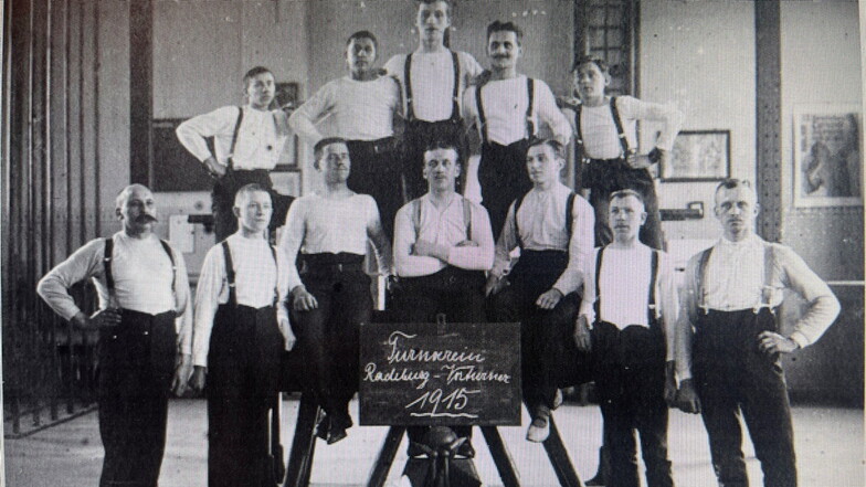Mitglieder des Radeburger Turnvereins um 1915. Auch dieses Foto aus dem Stadtarchiv wird in der neuen Sonderschau ausgestellt.