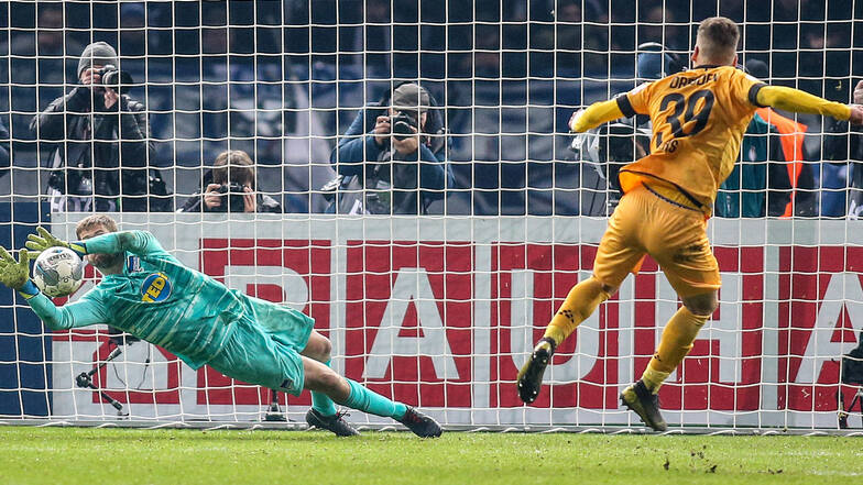 Die Kameras der Fotografen sind auf ihn gerichtet: Dynamos Kevin Ehlers scheitert im Elfmeterschießen an Hertha-Torwart Thomas Kraft.