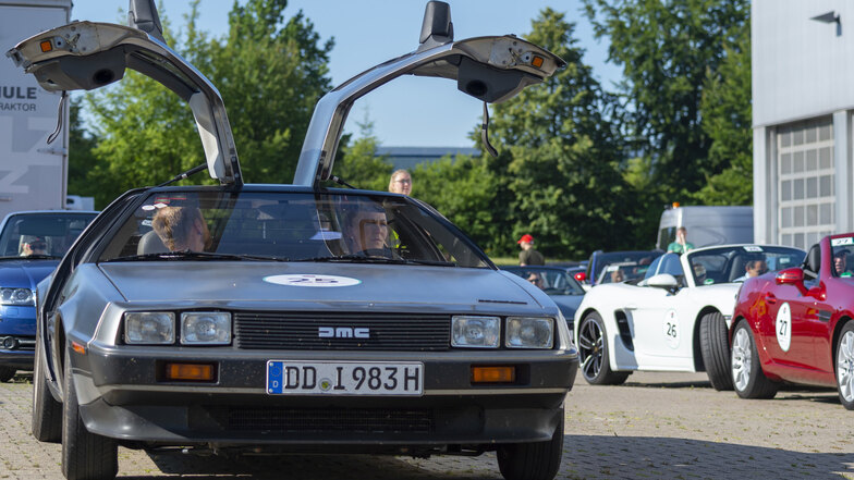 Ein DeLorian DMC-12 von 1983 geht bei Gruma im Döbelner Gewerbegebiet an den Start für eine Tour durchs Erzgebirge. An der Cabrio- und Coupé-Rallye fuhren 143 Fahrzeuge bis Dresden.