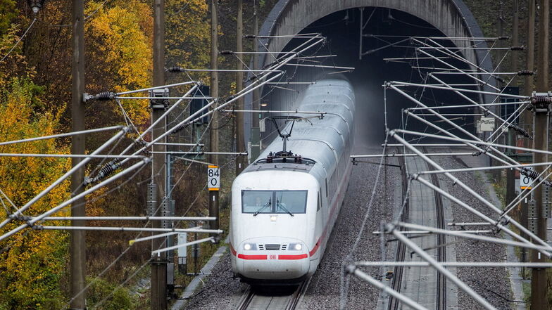 Ein ICE fährt auf der Strecke Stuttgart - Mannheim aus einem Tunnel. Beim Mobilfunk-Ausbau in den Tunneln