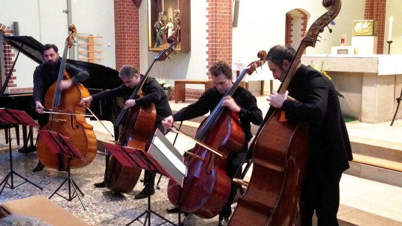 Onur Özkaya (Türkei), Andrei Shynkevich (Weißrussland), Ljubinko Lazic (Serbien) und Giorgi Makhoshvili (Georgien/München) (v.l.n.r.) spielten ein Konzert in Hoyerswerdas Kirche „Heilige Familie“.