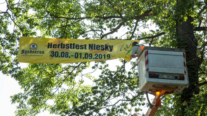 Die Mitarbeiter des Bauhofes werden in diesem Jahr kein Banner zum Bekanntmachen des Herbstfestes über die Bautzener Straße spannen. Die Stadt hat ihr traditionelles Fest abgesagt.