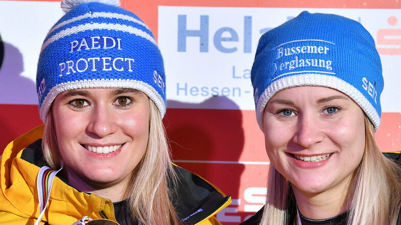 Sie haben nicht nur die blauen Mützen und das Lächeln gemeinsam: Natalie Geisenberger und Dajana Eitberger sind jetzt als Mütter im Eiskanal unterwegs