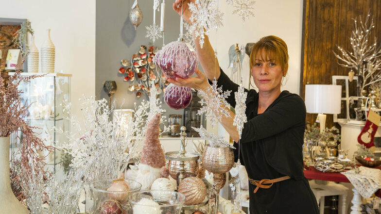 Ein Laden voller Weihnachten: Im Großenhainer Dekorationsgeschäft "Dein Ambiente" kann sich nicht nur Verkäuferin Stefanie Maciej schon jetzt auf die schöne Zeit im Jahr einstellen.