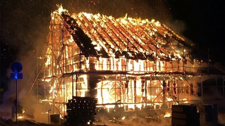 Als die Feuerwehr ankam, brannte das Haus bereits lichterloh.