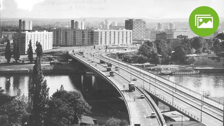 Die Dr. Rudolf-Friedrichs-Brücke (jetzt Carolabrücke) 1972 in Dresden.