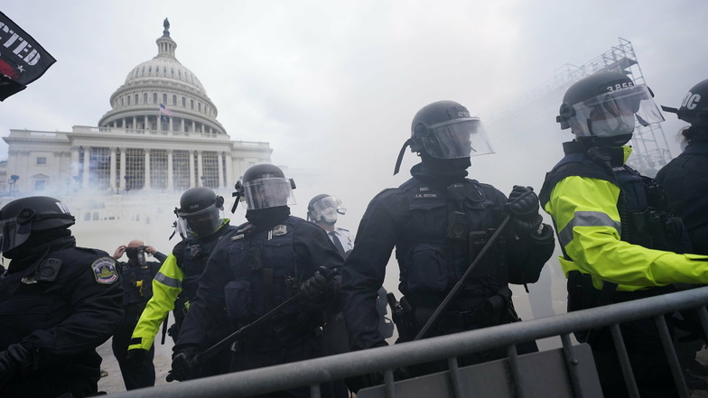 Nach Zusammenstößen mit gewaltbereiten Anhängern des abgewählten US-Präsidenten Donald Trump am Kapitol in Washington ist ein Polizist an seinen Verletzungen gestorben.