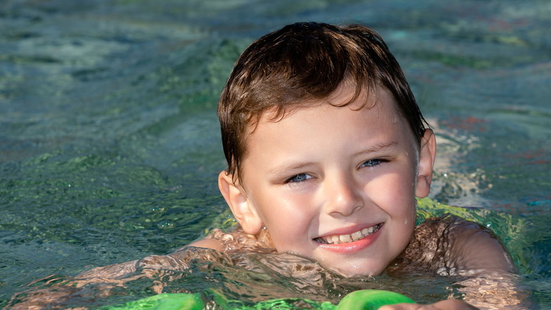 Der achtjährige Kurt Wagner von der Grundschule Rosenstraße in Sebnitz lernt Schwimmen im Kiez.