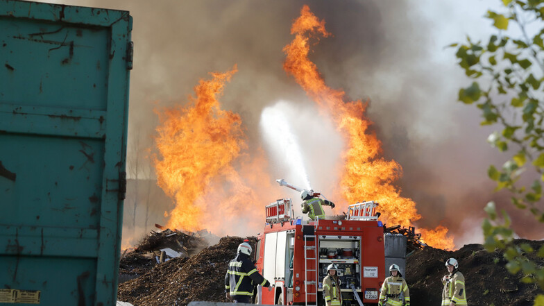 Zahlreiche Kameraden der Feuerwehr versuchen seit mehreren Stunden das Großfeuer auf einem Recyclinghof in Mühlau bei Burgstädt unter Kontrolle zu bringen.
