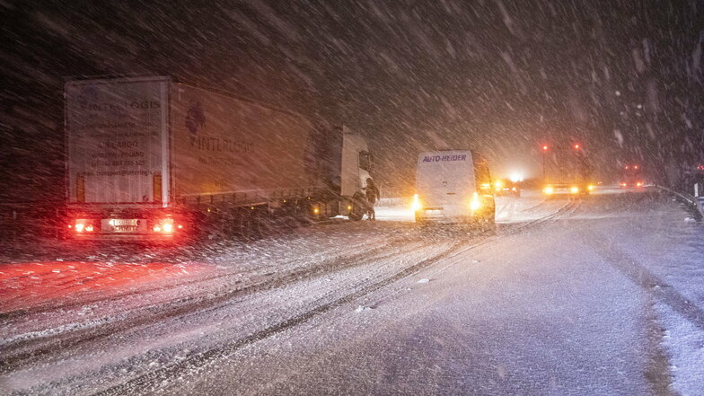 Lastwagen sind in der Nacht bei starkem Schneefall auf der A4 bei Siebenlehn unterwegs. An der Ausfahrt Siebenlehn brach der Verkehr komplett zusammen. Die Autobahn wurde gegen 23 Uhr komplett gesperrt.