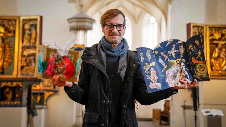 Noch mehr Dada in Kamenz: Kurator Johannes Schwabe mit zwei modernen Kunst-Collagen vor den Mittelalter-Altären im Kamenzer Sakralmuseum.