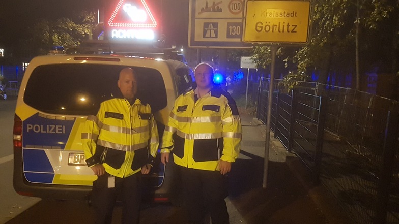 Polizeioberkommissar Danilo Weise und Polizeihauptkommissar Lars Jährmann im Einsatz auf der Stadtbrücke in Görlitz.