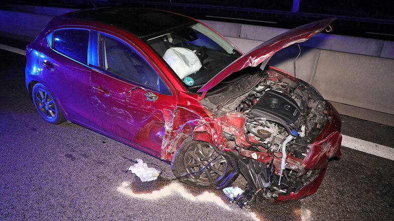 Schwer verletzt wurde die Fahrerin dieses Mazda. Am Auto entstand Totalschaden.