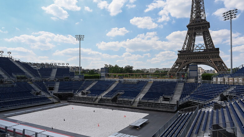 Im Eiffelturm-Stadion wird das Beachvolleyballturnier während der Olympischen Spiele ausgetragen.