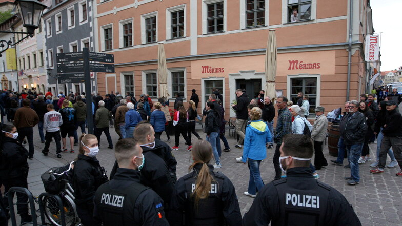 Nicht angemeldete Corona-Demo am 13. Mai 2020 in Pirna. Dabei kam es auch zur Gewalt.